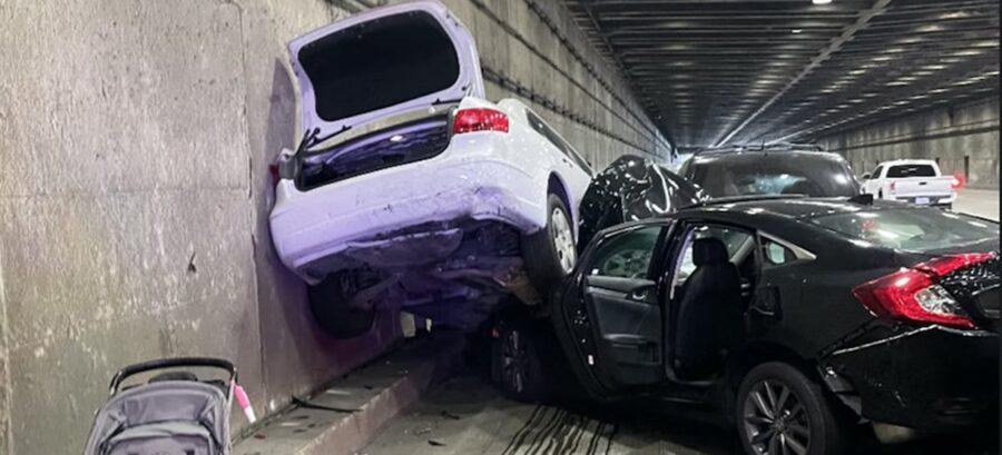 Tesla para sozinho e causa engavetamento em túnel